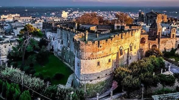 Il castello Dentice di Frasso di Carovigno visto dall&rsquo;alto