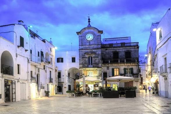 La piazza di Cisternino con la torre dell&rsquo;orologio
