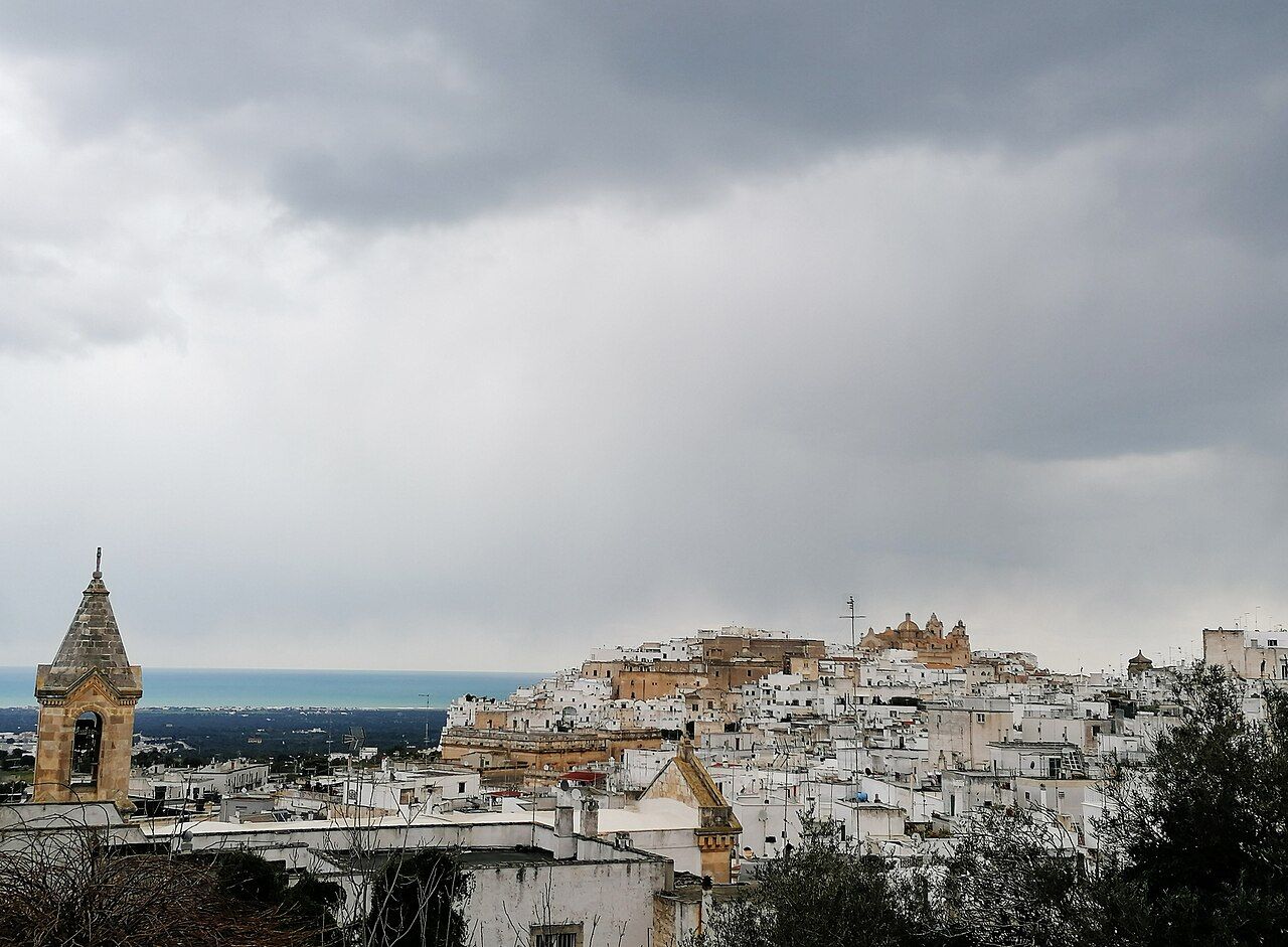 Ostuni vista dalla piana degli ulivi